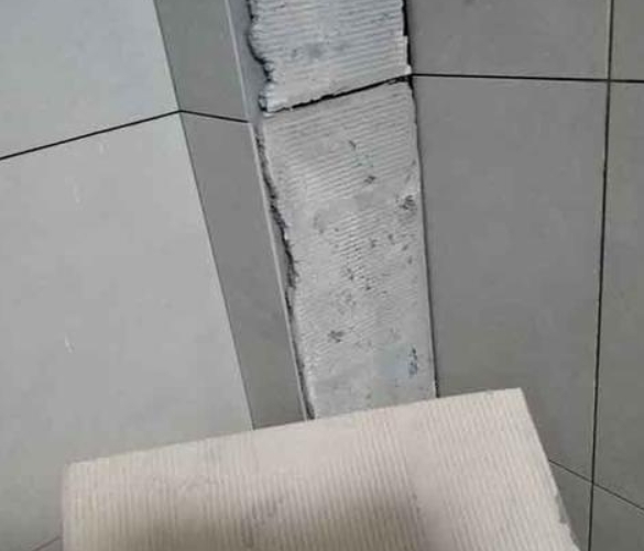 河北瓷砖空鼓维修公司分享下厨房瓷砖脱落的补救措施。